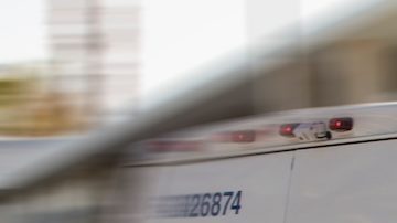 Un camión de correo de USPS sale para realizar una entrega.