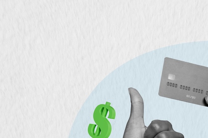 Collage de ilustración fotográfica de brazos humanos que promueven un cartel publicitario de tarjetas de crédito con el pulgar hacia arriba y un icono de dólar aislado sobre fondo blanco.