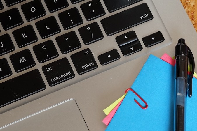 Pantalla de iPhone de Verizon con notas adhesivas sobre tablero.