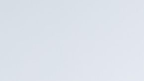 En esta ilustración fotográfica, la silueta de una mujer sostiene un teléfono inteligente con el logotipo de Verizon Communications de fondo.