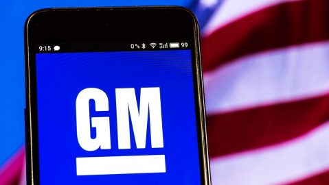 El logotipo de General Motors se muestra en un teléfono inteligente.