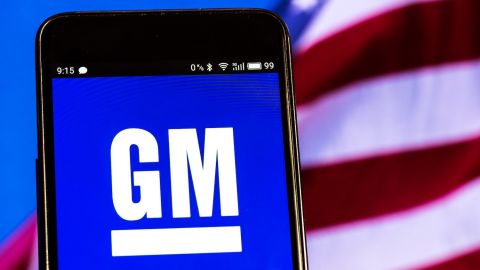 El logotipo de General Motors se muestra en un teléfono inteligente.