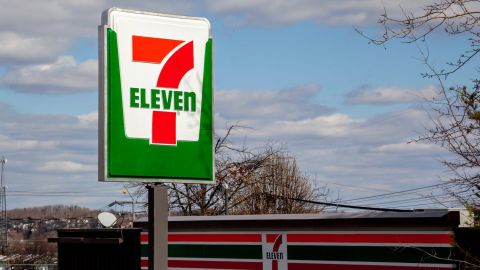 Primer plano del letrero de 7 ELEVEn en Washington D.C., EE.UU.