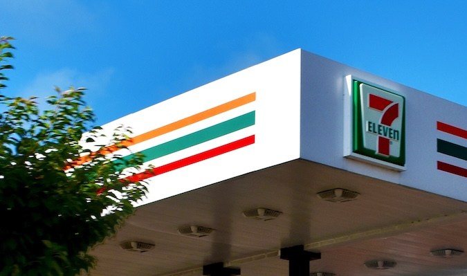 Gasolinera y tienda 7-Eleven en Manassas, Virginia, EE.UU.
