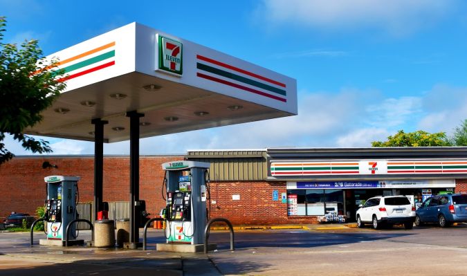 Gasolinera y tienda 7-Eleven en Manassas, Virginia, EE.UU.