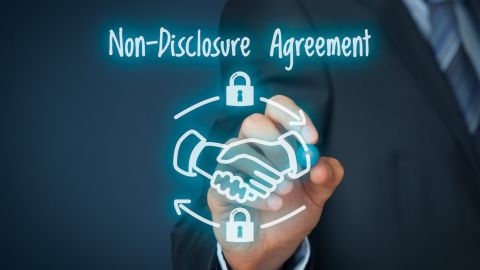 Concepto de negocio de acuerdo de confidencialidad (NDA). Empresario dibuja un esquema que representa un acuerdo de confidencialidad.