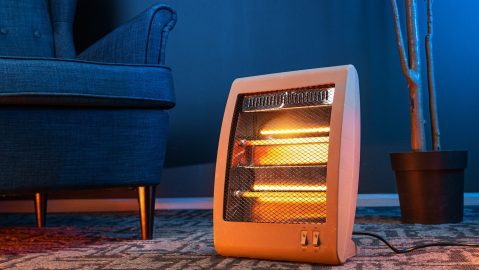 Calentador infrarrojo eléctrico moderno en la sala de estar.