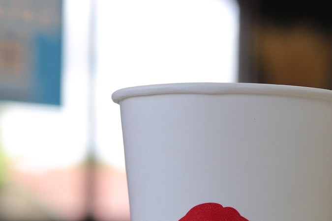 Bebidas en Wendy's. El interior del restaurante, desenfocado, como fondo.