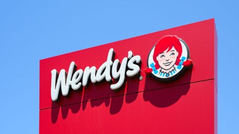 Letrero rojo con el nombre y el logotipo del restaurante de comida rápida Wendy's.