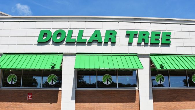 Exterior de la tienda Dollar Tree, Manassas, Virginia, EE.UU.