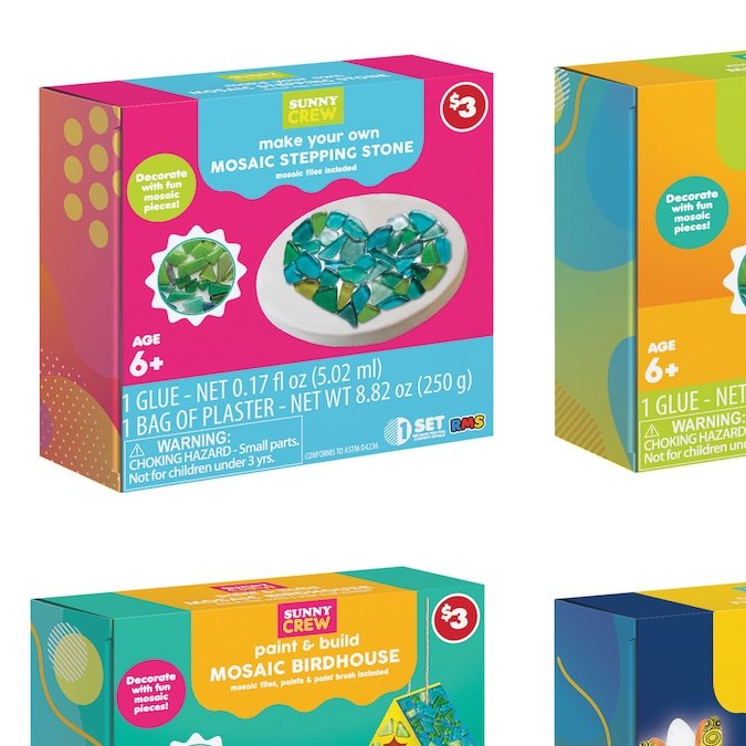 Kits variados de manualidades con mosaicos.