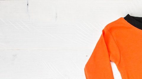 Dos pijamas de Halloween para niños pequeños de color naranja en blanco sobre fondo blanco, maqueta de pijama de Halloween para hermanos.