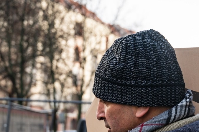 Repartidor de Amazon Prime durante un turno de trabajo.