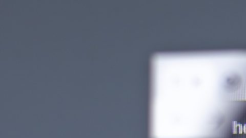 Sitio web de Five Below en el navegador con el logotipo de la empresa, editorial ilustrativa.