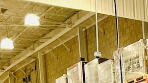 Televisores HDR y OLED grandes a la venta dentro del almacén de Costco.