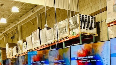 Televisores HDR y OLED grandes a la venta dentro del almacén de Costco.