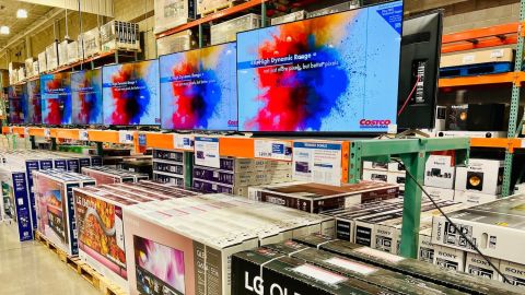 Televisores HDR y OLED grandes a la venta dentro del almacén de Costco.