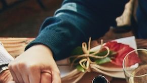 Familia, oración y bendición para la acción de gracias, cena y celebración al aire libre con comida, vino o amor.