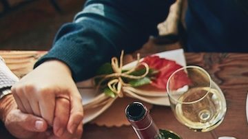 Familia, oración y bendición para la acción de gracias, cena y celebración al aire libre con comida, vino o amor.