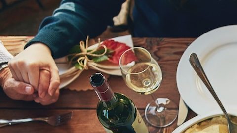 Familia, oración y bendición para la acción de gracias, cena y celebración al aire libre con comida, vino o amor.
