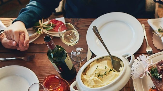 Familia, oración y bendición para la acción de gracias, cena y celebración al aire libre con comida, vino o amor.