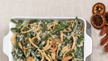 Fotografía de arriba hacia abajo de una cena navideña de Acción de Gracias con pavo, relleno, batatas y pastel.