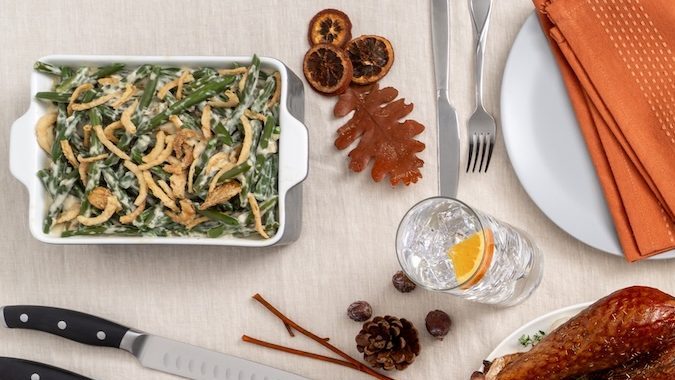 Fotografía de arriba hacia abajo de una cena navideña de Acción de Gracias con pavo, relleno, batatas y pastel.