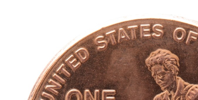 Anverso y reverso de moneda estadounidense de un centavo de cobre de 2009 aislada sobre fondo blanco.