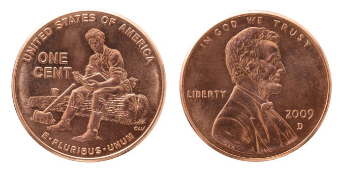 Anverso y reverso de moneda estadounidense de un centavo de cobre de 2009 aislada sobre fondo blanco.