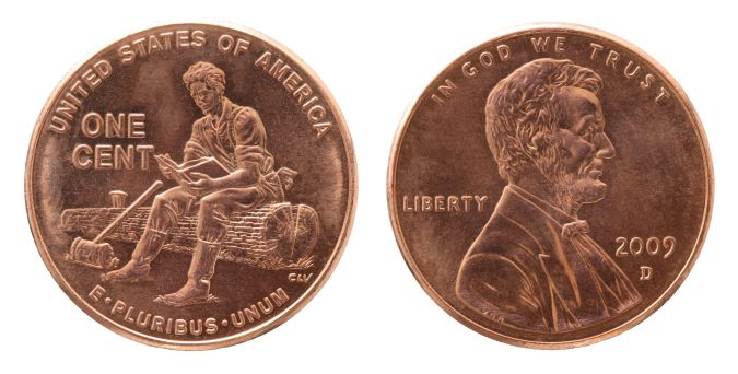 Anverso y reverso de moneda estadounidense de un centavo de cobre de 2009 aislada sobre fondo blanco.