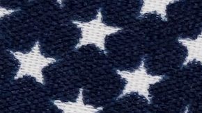 Tarjeta de seguridad social, billete de 100 dólares y bandera estadounidense. Concepto de pago de prestaciones de seguridad social, jubilación y prestaciones del gobierno federal.