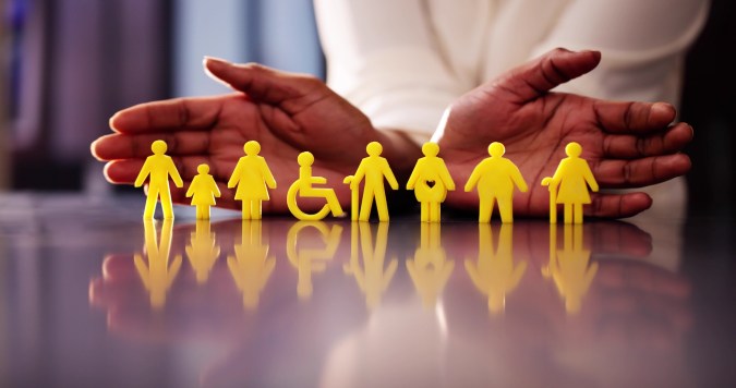 cobertura de seguro integral para todos los empleados y sus familias.