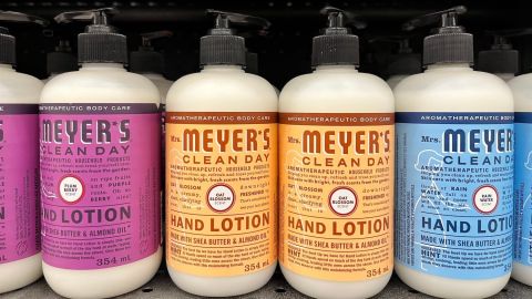 Botellas con bomba de diferentes aromas de los productos de loción para manos Clean Day de Mrs. Meyer en exhibición en el estante de una tienda.