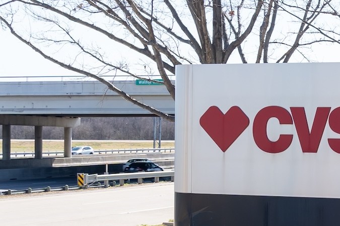 Se muestra un primer plano del letrero en el suelo de CVS Health.