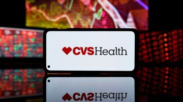 Logo de CVS Health en la pantalla de un smartphone.