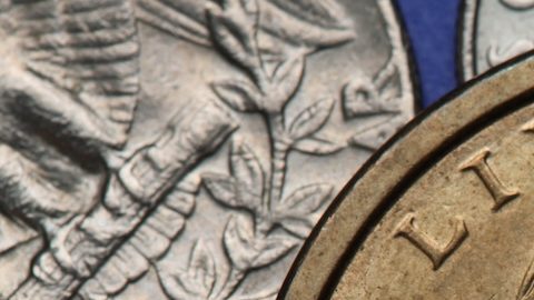 Sacagawea con su hijo en el dólar estadounidense de Sacagawea.