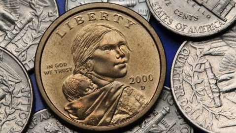 Sacagawea con su hijo en el dólar estadounidense de Sacagawea.