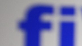 En esta ilustración fotográfica, el logotipo Five Below de una empresa de tiendas de descuento estadounidense se ve en un teléfono móvil y en la pantalla de una computadora.