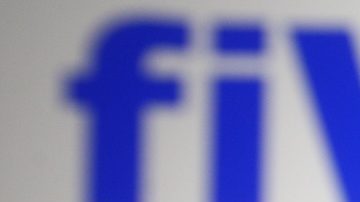En esta ilustración fotográfica, el logotipo Five Below de una empresa de tiendas de descuento estadounidense se ve en un teléfono móvil y en la pantalla de una computadora.