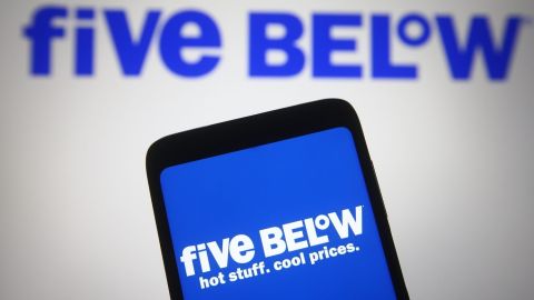 En esta ilustración fotográfica, el logotipo Five Below de una empresa de tiendas de descuento estadounidense se ve en un teléfono móvil y en la pantalla de una computadora.