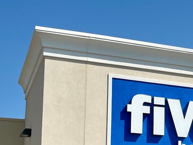 Se muestra una tienda Five Below en 2647 N Elston Ave en septiembre de 2024 en Chicago, IL.