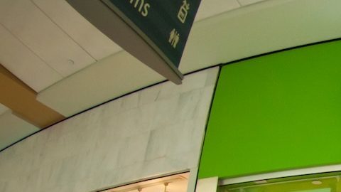 Una tienda Crocs en el Queens Center Mall en el distrito de Queens en Nueva York.