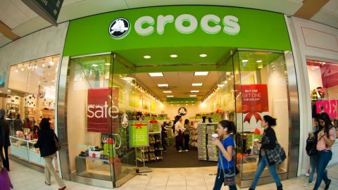 Una tienda Crocs en el Queens Center Mall en el distrito de Queens en Nueva York.