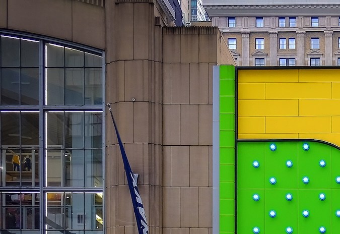 escena urbana junto a la tienda Crocs en W 34th St, Manhattan.