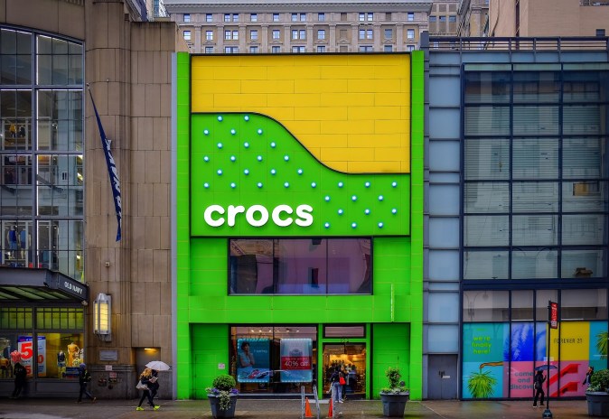 escena urbana junto a la tienda Crocs en W 34th St, Manhattan.