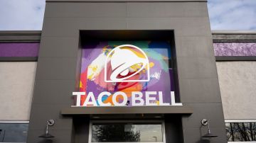 Primer plano del logotipo de Taco Bell en la entrada de uno de sus restaurantes de la cadena en Portland, Oregón.