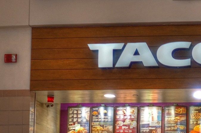 Mostrador de pedidos del menú del restaurante Taco Bell, patio de comidas de un centro comercial - Saugus, Massachusetts, EE.UU.