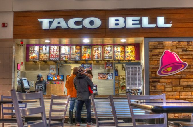 Mostrador de pedidos del menú del restaurante Taco Bell, patio de comidas de un centro comercial - Saugus, Massachusetts, EE.UU.