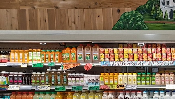 Empleado de Trader Joe's reabasteciendo productos en la tienda.