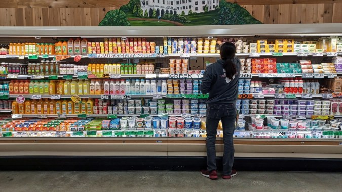 Empleado de Trader Joe's reabasteciendo productos en la tienda.